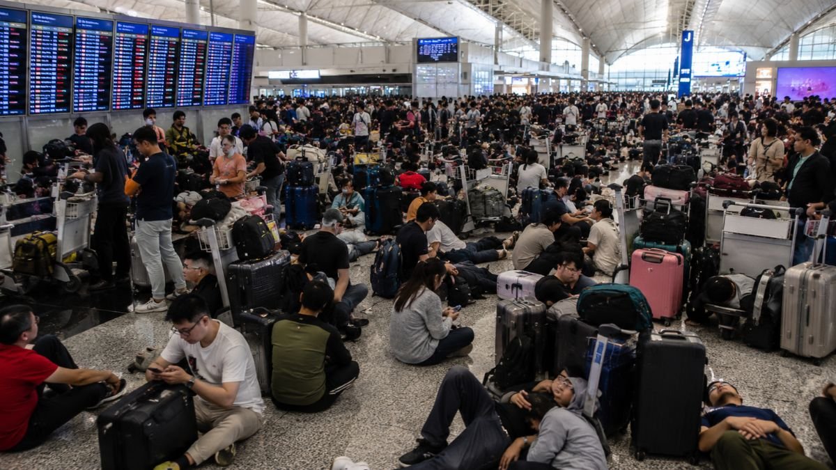 Asia Flight Chaos Deepens As 325 Cancellations And 3,513 Delays Hit Major Airports